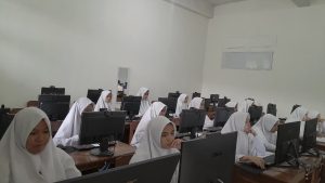 Santriwati melaksanakan TKA (Tes Kemampuan Akademik)